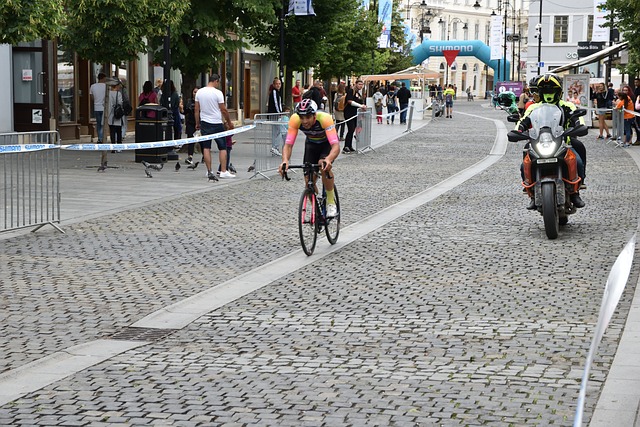 詹姆斯直言湖人毫无退路，东契奇信心满满，雷迪克感到无奈.